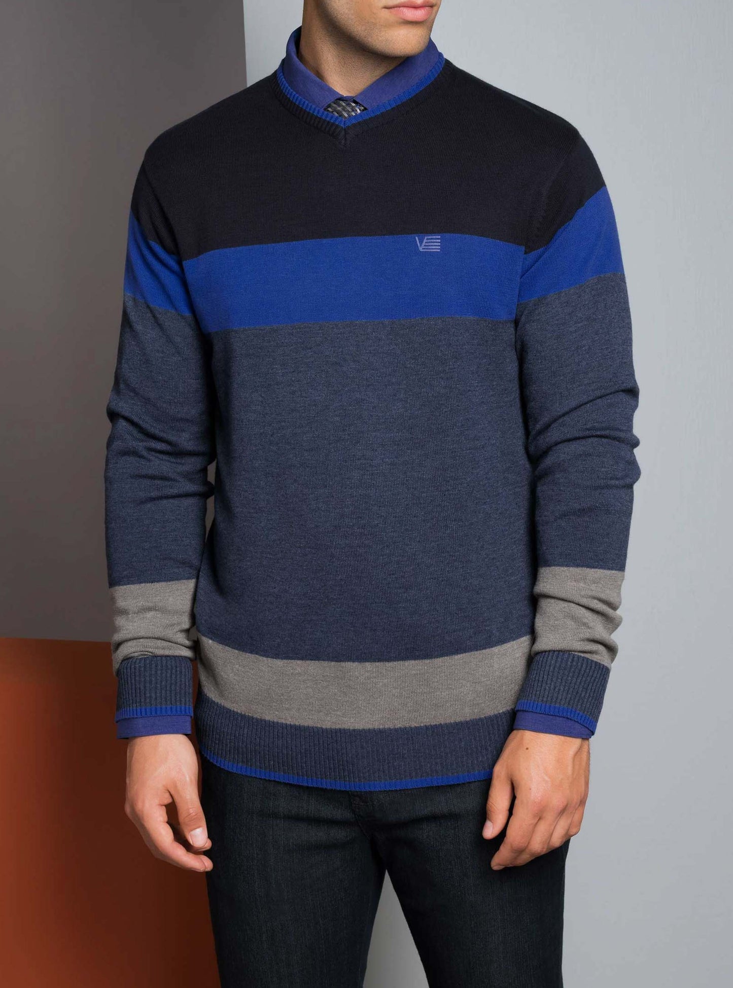Men's v neck sweater